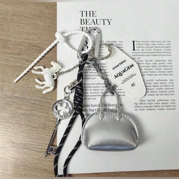 1pc Simple Silver Baby Keychain; 1pc Laser Small Horse Keychain Pendant Y2K - Picture 5 of 7